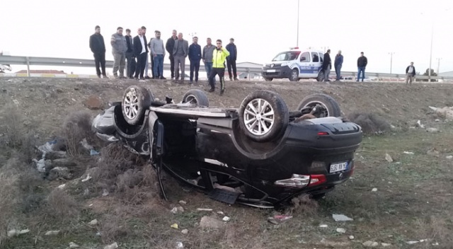 Düğün konvoyunda otomobil takla attı: 2 yaralı