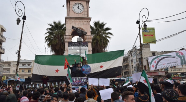 El Bab’da yüzlerce kişi, rejim ve Rusya’yı protesto etti