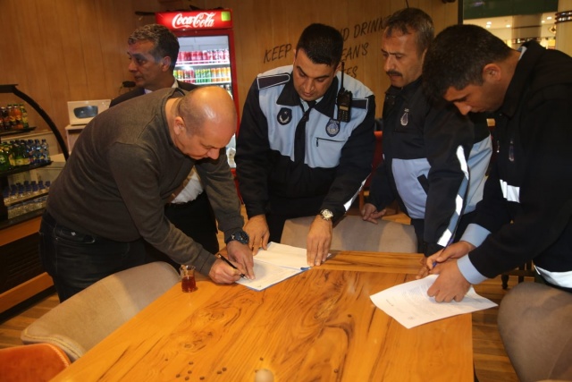 Elazığ'da ekipler, koronavirüsüne karşı işletmeleri bilgilendirdi Elazığ'da ekipler, koronavirüsüne karşı işletmeleri bilgilendirdi
