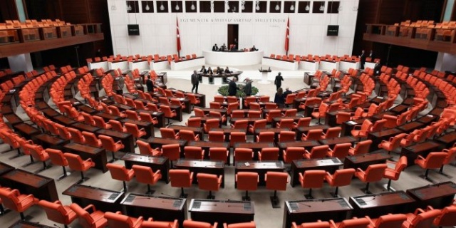 Emekli aylıklarını bin 500 TL’ye çıkaran kanun teklifi kabul edildi