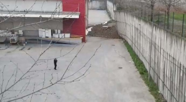 Esenyurt&#039;ta fabrikanın istinat duvarı çöktü