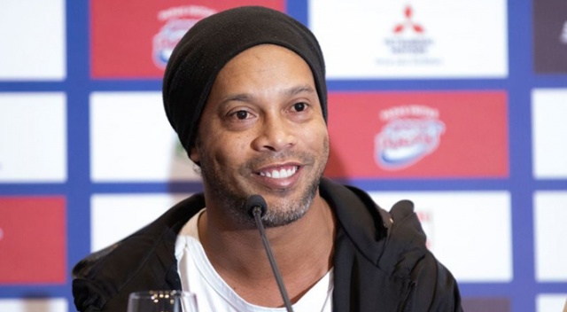 Eski yıldız futbolcu Ronaldinho Paraguay'da tutuklandı