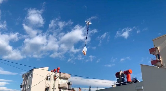 Evden çıkamadı, alışveriş için evden markete drone yolladı Evden çıkamadı, alışveriş için evden markete drone yolladı