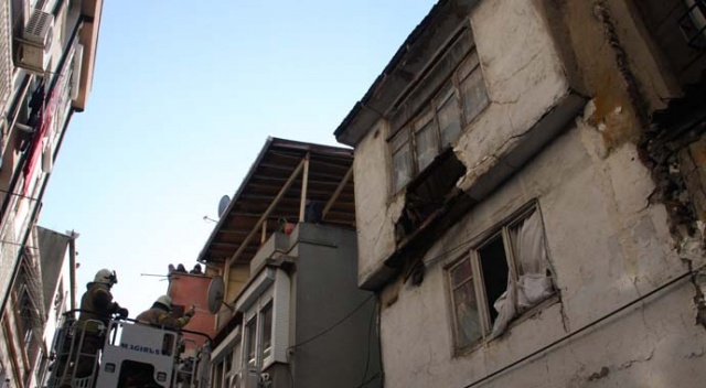 Fatih’te evin tavanı çöktü, 1 kişi kurtarıldı