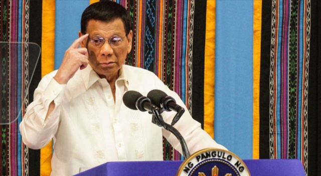 Filipinler'de koronavirüs nedeniyle Devlet Başkanı Duterte'ye dokunulmasına izin yok Filipinler'de koronavirüs nedeniyle Devlet Başkanı Duterte'ye dokunulmasına izin yok