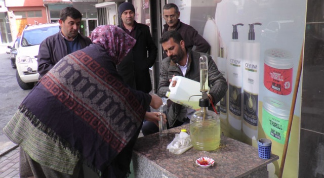 Fırsatçılara tepki! Şişesini getirene bedava kolonya dağıtıyor Fırsatçılara tepki! Şişesini getirene bedava kolonya dağıtıyor