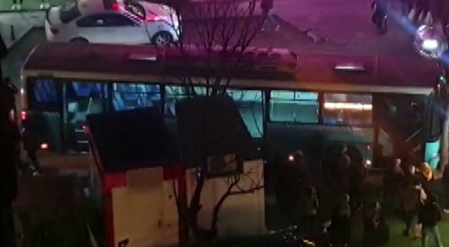 Freni boşalıp kaldırıma çıkan otobüs az kalsın kafeye dalacaktı