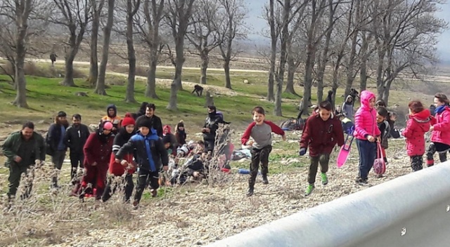 Göçmenler İpsala’dan sınıra doğru ilerliyor