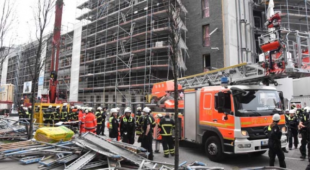 Hamburg'da iskele çöktü: 1 ölü, 8 yaralı Hamburg'da iskele çöktü: 1 ölü, 8 yaralı