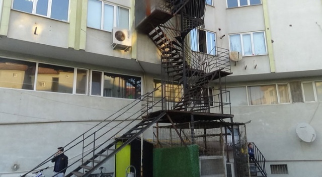 Hava almak için yangın merdivenine çıktı, bir alt kata düştü