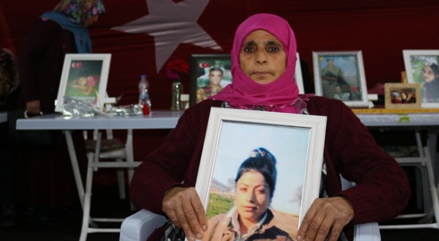 HDP il binası önündeki evlat nöbetine bir aile daha katıldı