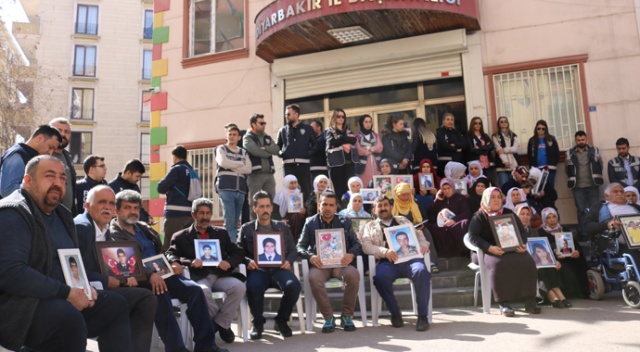 HDP önündeki ailelerin evlat nöbeti 189'uncu gününde HDP önündeki ailelerin evlat nöbeti 189'uncu gününde