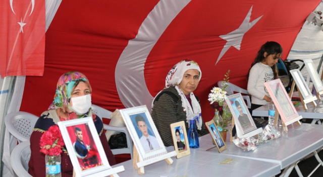 HDP önündeki ailelerin evlat nöbeti 207'nci gününde HDP önündeki ailelerin evlat nöbeti 207'nci gününde