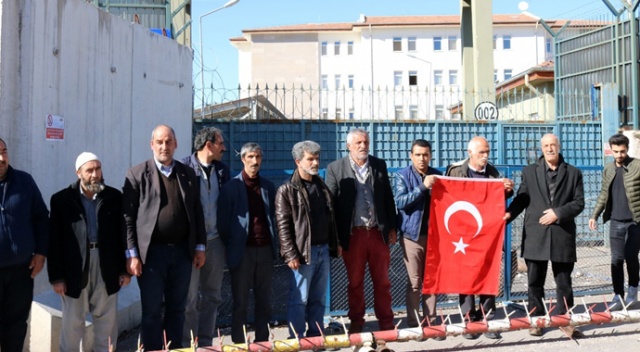 HDP önündeki babalardan ’Bizi de askere alın’ çağrısı