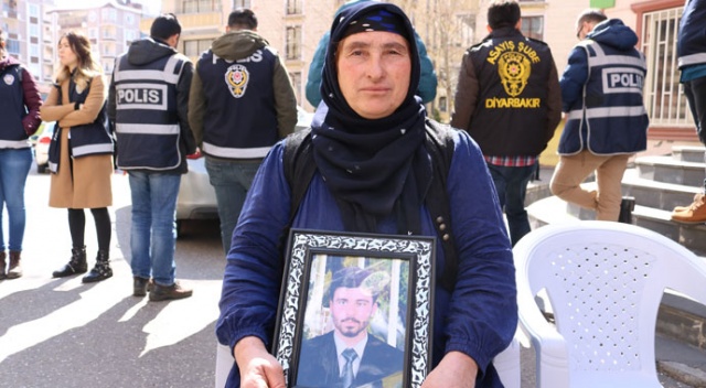 HDP önündeki evlat nöbetine bir aile daha katıldı