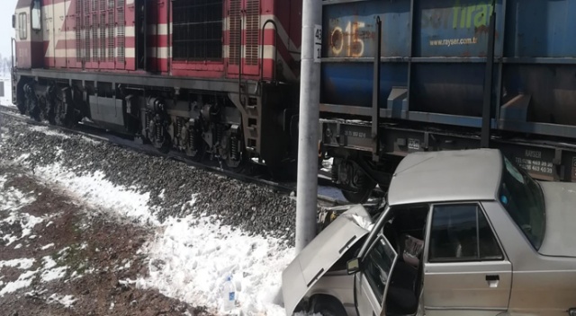 Hemzemin geçitte yük treni ile otomobil çarpıştı: 2 yaralı Hemzemin geçitte yük treni ile otomobil çarpıştı: 2 yaralı