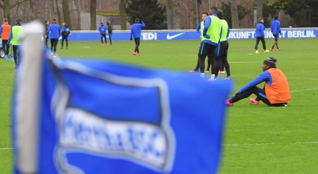 Hertha Berlin'de bir futbolcuda koronavirüs görüldü Hertha Berlin'de bir futbolcuda koronavirüs görüldü