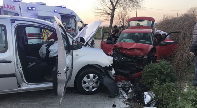 İki otomobil kafa kafaya çarpıştı; 1’i ağır 4 kişi yaralandı