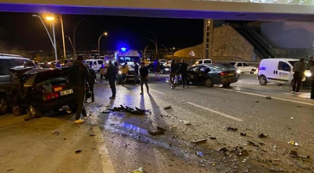 İki otomobil kafa kafaya çarpıştı: 3 ölü İki otomobil kafa kafaya çarpıştı: 3 ölü