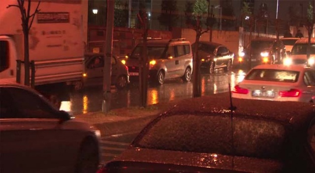 İstanbul'da akşam saatlerinde dolu yağışı etkili oldu İstanbul'da akşam saatlerinde dolu yağışı etkili oldu