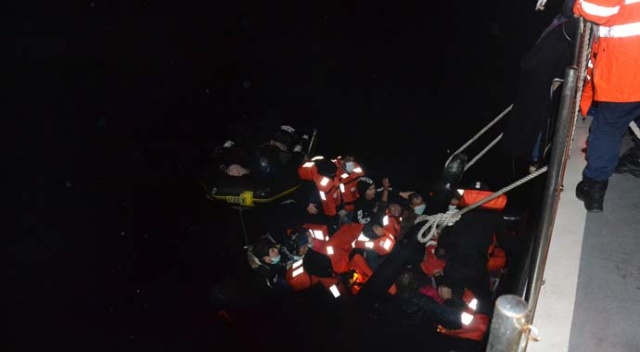 İzmir açıklarında 12&#039;si çocuk 21 düzensiz göçmen kurtarıldı