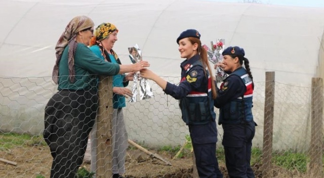 Jandarmadan kadınlara karanfil Jandarmadan kadınlara karanfil