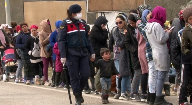 Kadın komutan göçmenlerin gönlünü fethetti Kadın komutan göçmenlerin gönlünü fethetti