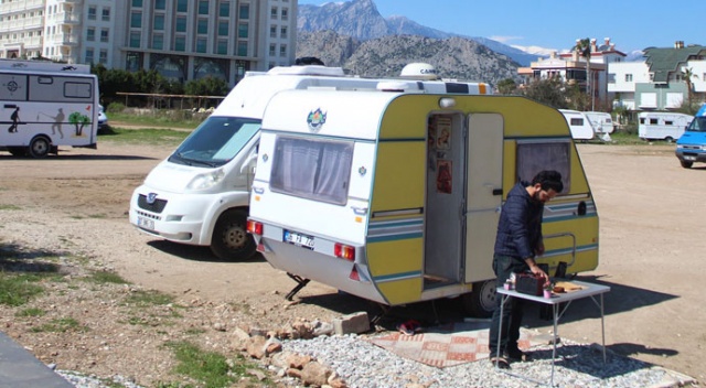 Karavana sığındık