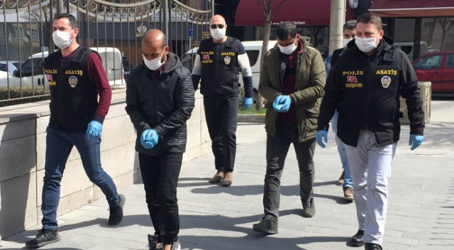 Kendini polis olarak tanıtan 2 şüpheli suçüstü yakalandı Kendini polis olarak tanıtan 2 şüpheli suçüstü yakalandı