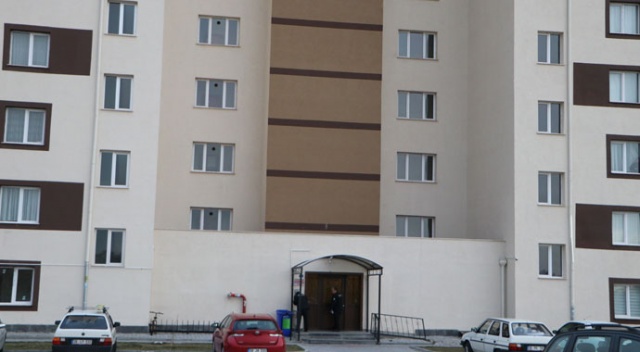Kız arkadaşını silahla vurduktan sonra intihar etti