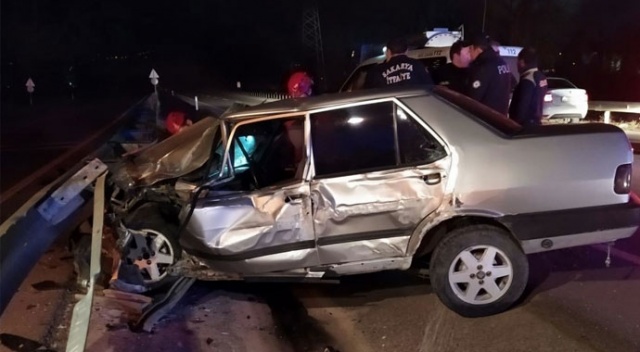 Köpeğe çarpmamak için manevra yapınca bariyerlere çarptı: 3 yaralı