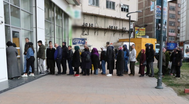 Koronavirüs nedeniyle bankaların önünde uzun kuyruklar oluştu