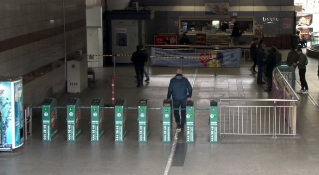 Koronavirüs nedeniyle Mecidiyeköy metrobüs durağı boş kaldı