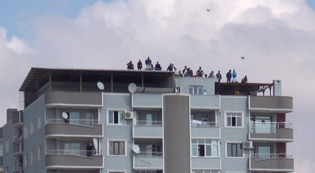 Koronavirüs stadı kapattı, vatandaşlar maçı çatılara çıkarak izledi Koronavirüs stadı kapattı, vatandaşlar maçı çatılara çıkarak izledi