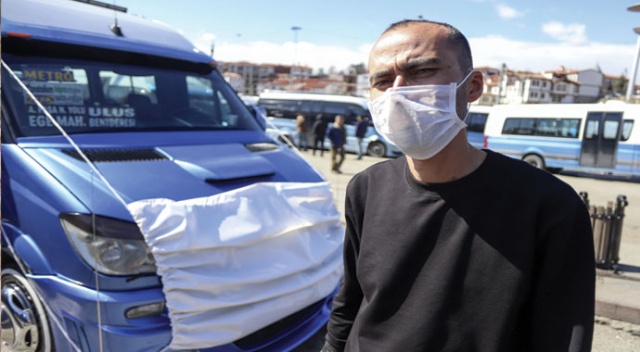 Koronavirüse dikkat çekmek için dolmuşuna maske taktı