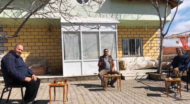 Köylüler çaylarını 1 metre mesafe aralıklarla içiyor Köylüler çaylarını 1 metre mesafe aralıklarla içiyor