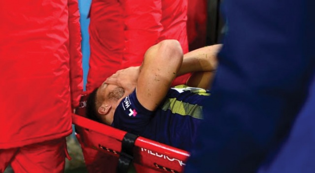 Maçın başında korkutan sakatlık! Falette ambulansla hastaneye kaldırıldı Maçın başında korkutan sakatlık! Falette ambulansla hastaneye kaldırıldı