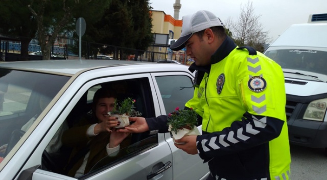 Manisa polisinden kadın sürücülere çiçek sürprizi Manisa polisinden kadın sürücülere çiçek sürprizi