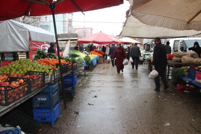 Marketlerdeki kalabalık pazara yansımadı, meyve fiyatları yarı yarıya düştü