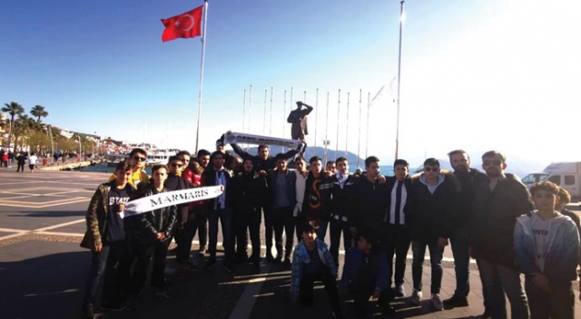 Marmarissporlu taraftarlar şehitler için yürüdü Marmarissporlu taraftarlar şehitler için yürüdü