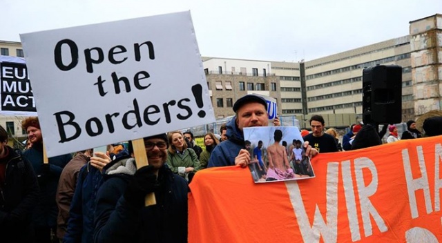 Merkel ile Miçotakis, AB ve Yunanistan’ın sığınmacı politikası sebebiyle protesto edildi Merkel ile Miçotakis, AB ve Yunanistan’ın sığınmacı politikası sebebiyle protesto edildi