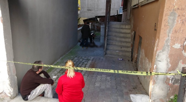 Misafir olduğu evin önünde kanlar içinde ölü bulundu Misafir olduğu evin önünde kanlar içinde ölü bulundu