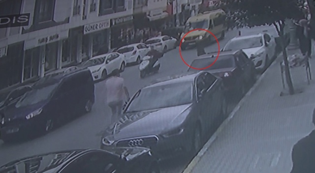 Motosikletlinin çarptığı kadın metrelerce havaya savruldu Motosikletlinin çarptığı kadın metrelerce havaya savruldu