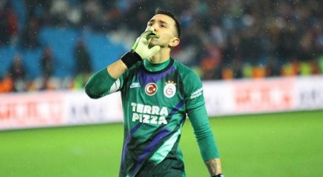 Muslera: "Her insan ve futbolcunun sağlığı futbol maçından daha önemlidir" Muslera: "Her insan ve futbolcunun sağlığı futbol maçından daha önemlidir"
