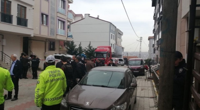 Müteahhitle apartman sakinlerinin koku kavgası kanlı bitti: 2 ölü, 1 yaralı Müteahhitle apartman sakinlerinin koku kavgası kanlı bitti: 2 ölü, 1 yaralı