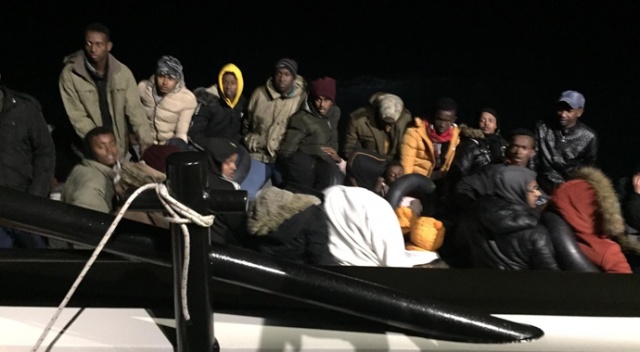 Ölüme terk edilen göçmenleri sahil güvenlik ekipleri kurtardı