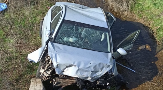 Otomobil dereye uçtu: 1 ölü 1 yaralı Otomobil dereye uçtu: 1 ölü 1 yaralı