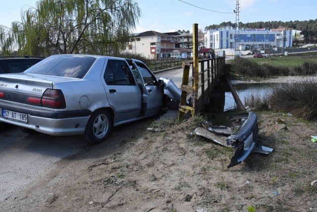 Otomobil köprü korkuluklarına çarptı: 2 yaralı Otomobil köprü korkuluklarına çarptı: 2 yaralı
