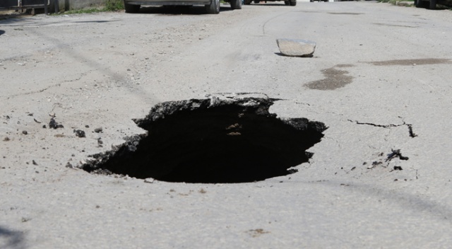Otomobilin geçtiği sırada yol çöktü Otomobilin geçtiği sırada yol çöktü