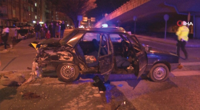 Otomobiller kavşakta çarpıştı: 4 yaralı